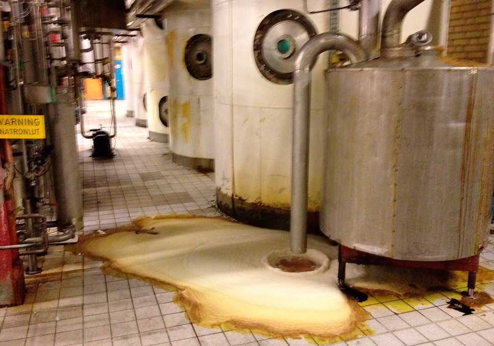 INTE SÅ FLOTT  Bilderna inifrån Unilevers fabrik i Helsingborg visar på en miljö som mer liknar ett kemiskt laboratorium än en matfabrik. Här är det margarin som har läckt ut på golvet.