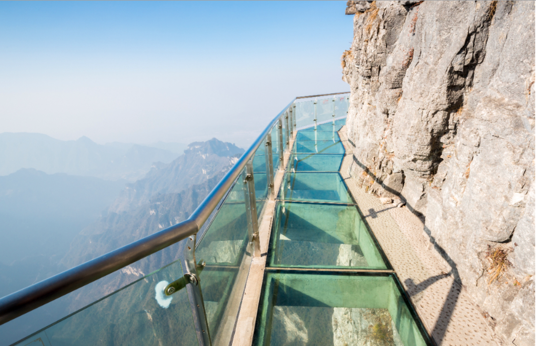 Broar och gångvägar av glas är populärt i Kina.