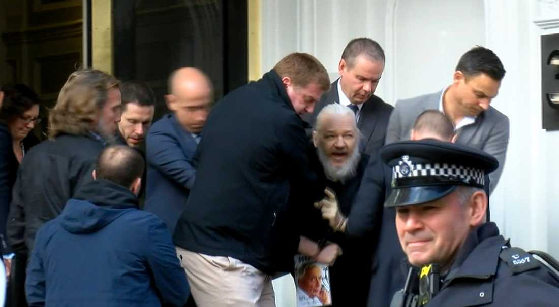 Resultado de imagen de JULIAN assange i London