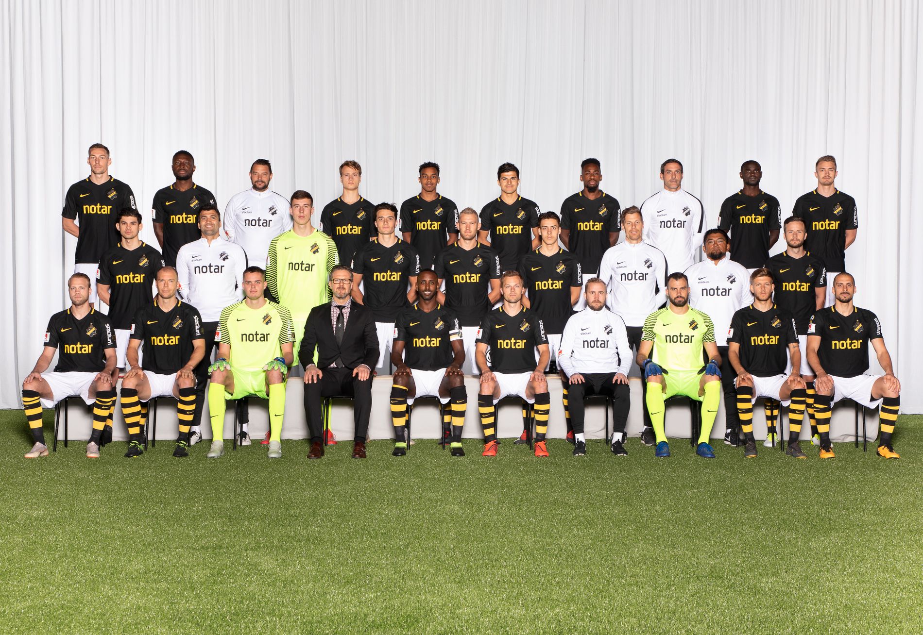 AIK Fotboll: AIK-duon saknas på lagfotot 