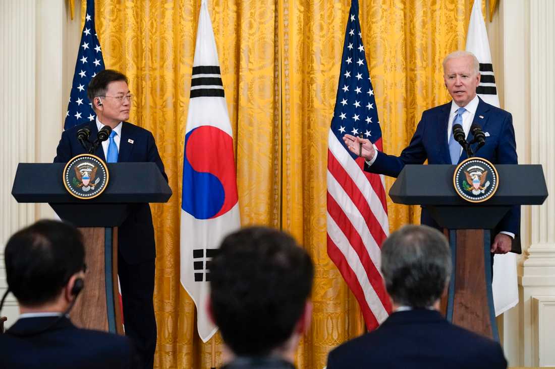 Joe Biden parla con il suo ospite Moon Jae-in.