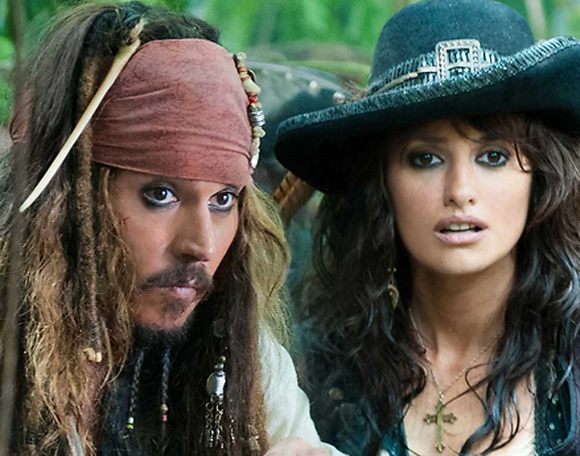 Пираты карибского девушки. Пенелопа Крус и Джонни Депп пираты Карибского моря.
