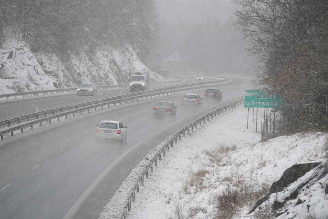 Opady śniegu powodują problemy na drogach w zachodniej Szwecji.