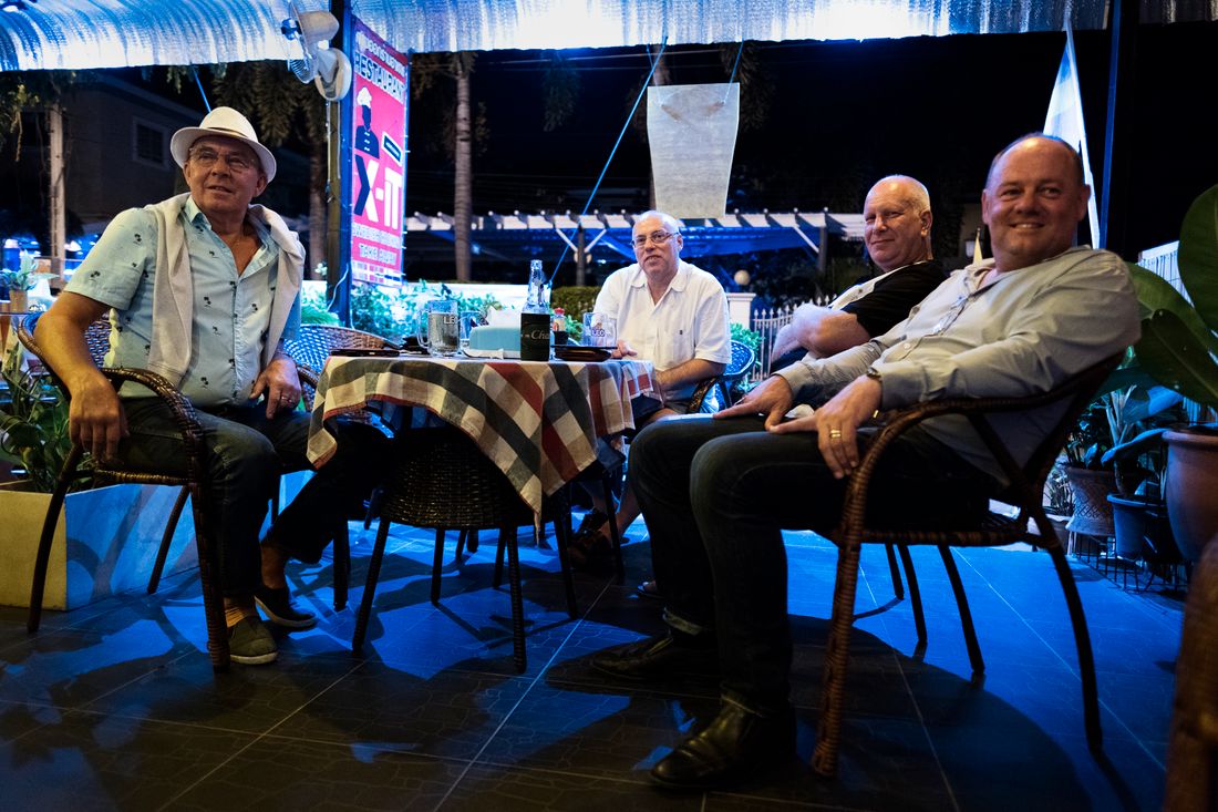 Roger Andersson, 66, till vänster och Robin Coster, 52, till höger på SD-valvakan i Hua Hin tillsammans med sina svenska vänner. 