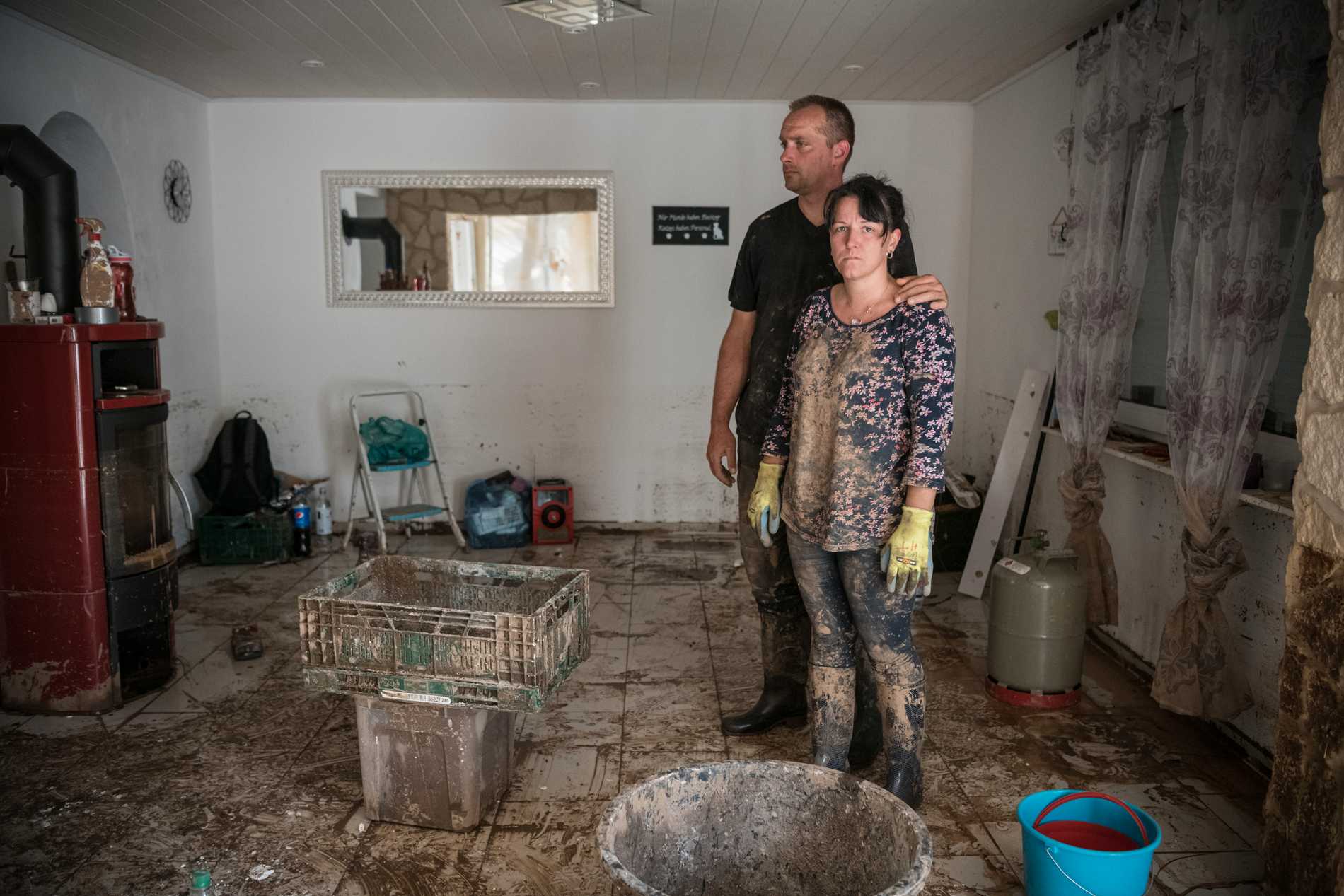 Mike Schulz, 40 anni, e Marina Schulz, 33, si sono trasferiti in casa.  L'assicurazione non sembra dare loro nulla.