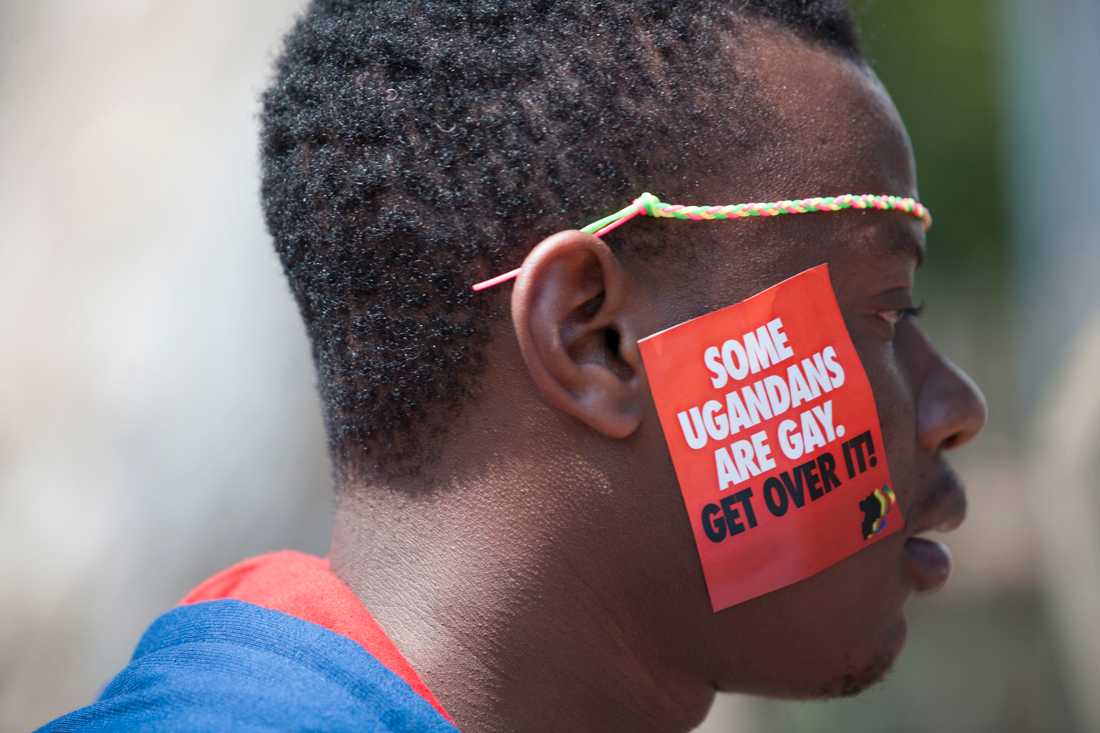 En man i Uganda deltar i en pridefestival i staden Entebbe. Lagarna kring homoualitet blir allt strängare i landet, liksom i flera andra afrikanska länder. Arkivbild.
