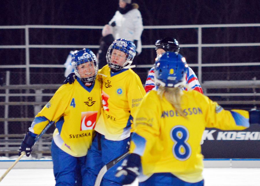 Camilla Johansson (i mitten) gjorde det svenska segermålet. Arkivbild.