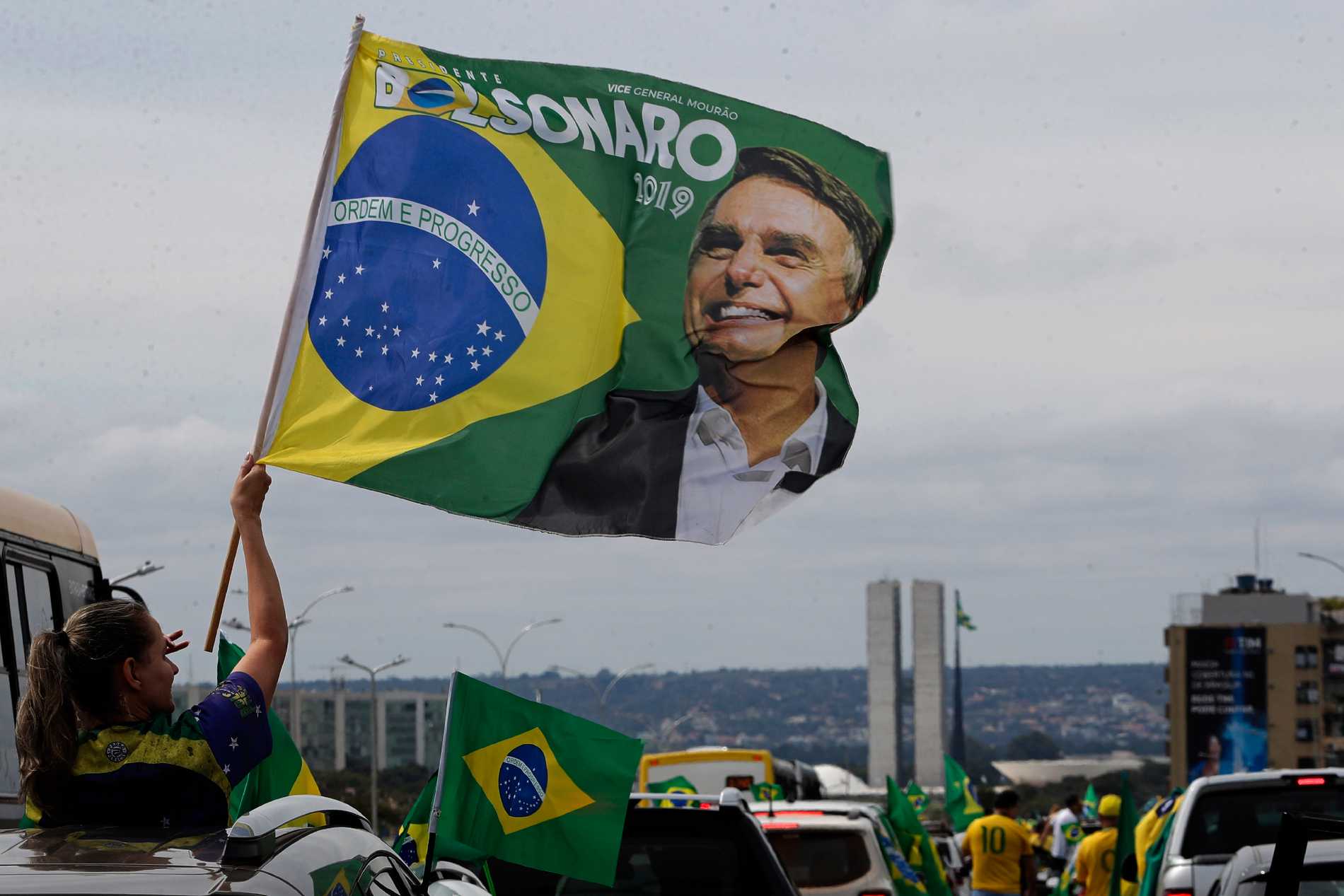 Tusentals i demonstrationer för Bolsonaro