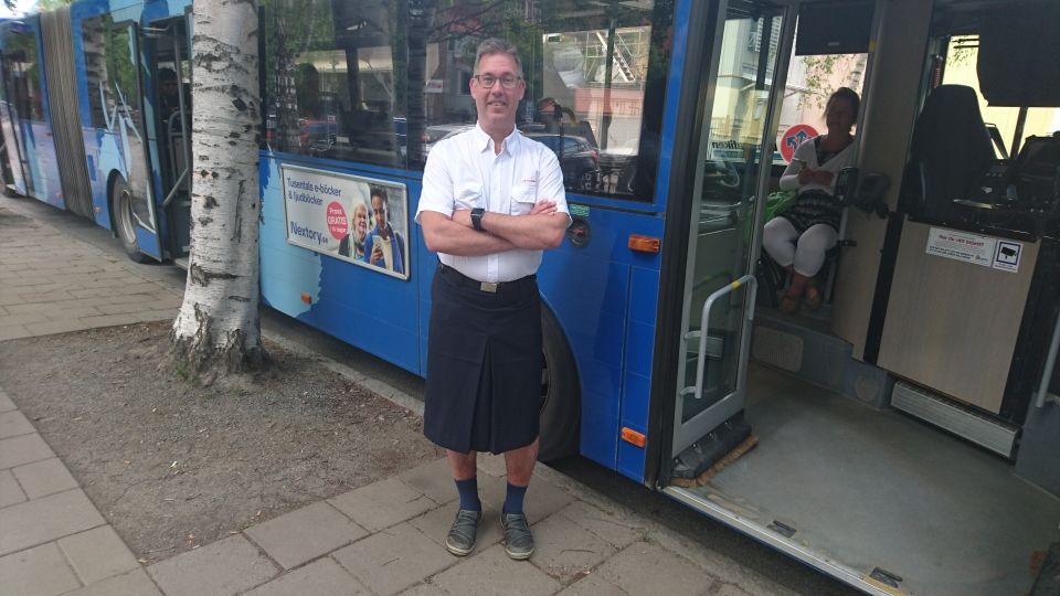Göran protesterar mot busschaufförernas uniformer i kjol.