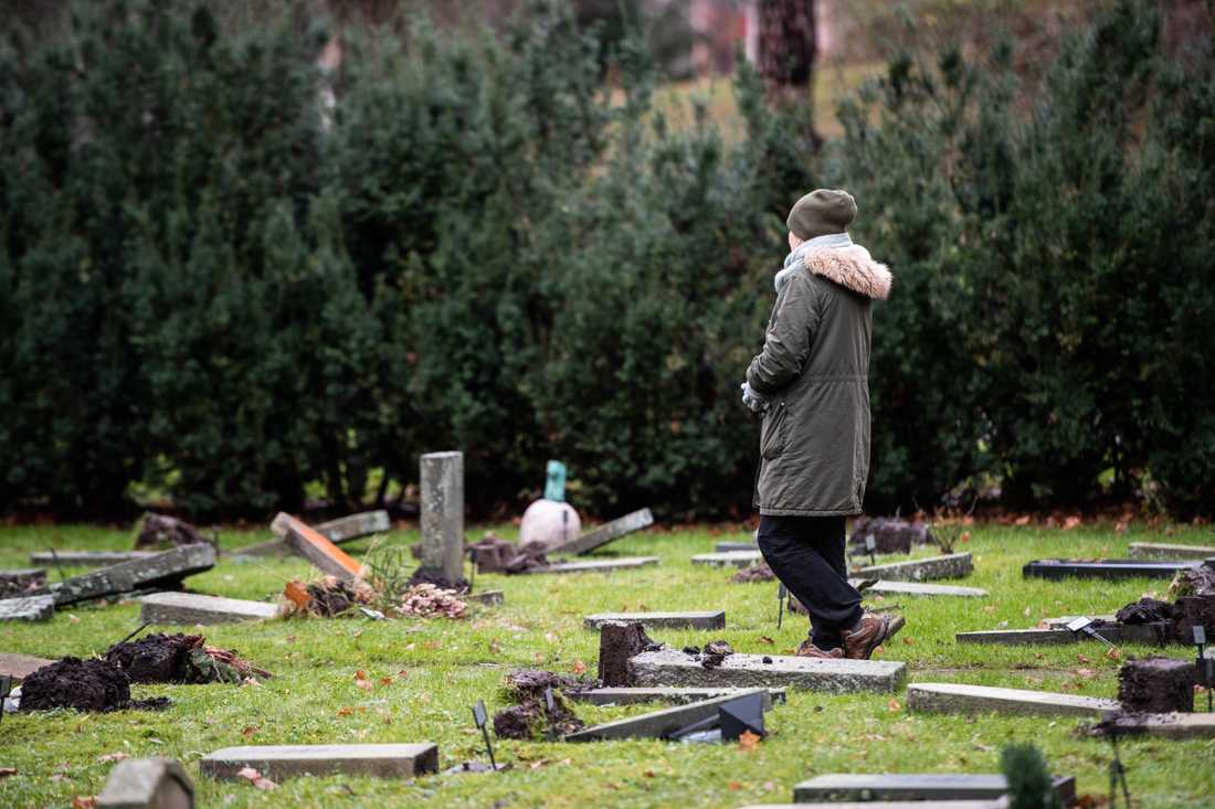 Natten mot tisdagen vältes 300 gravstenar på Norra begravningsplatsen i Solna.