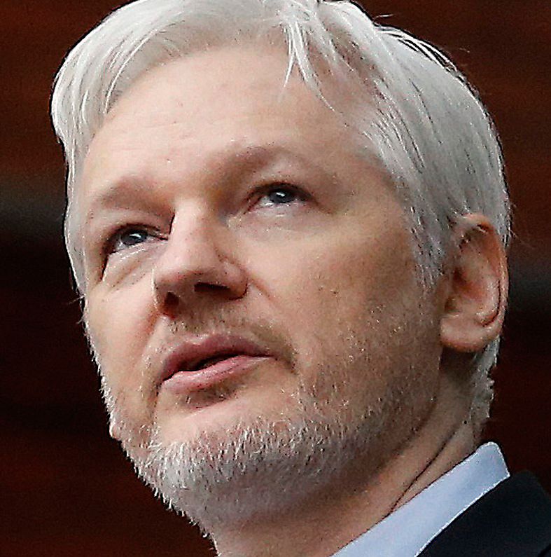 Julian Assange flydde till Ecuadors ambassad i London för att undvika livslångt fängelsestraff.